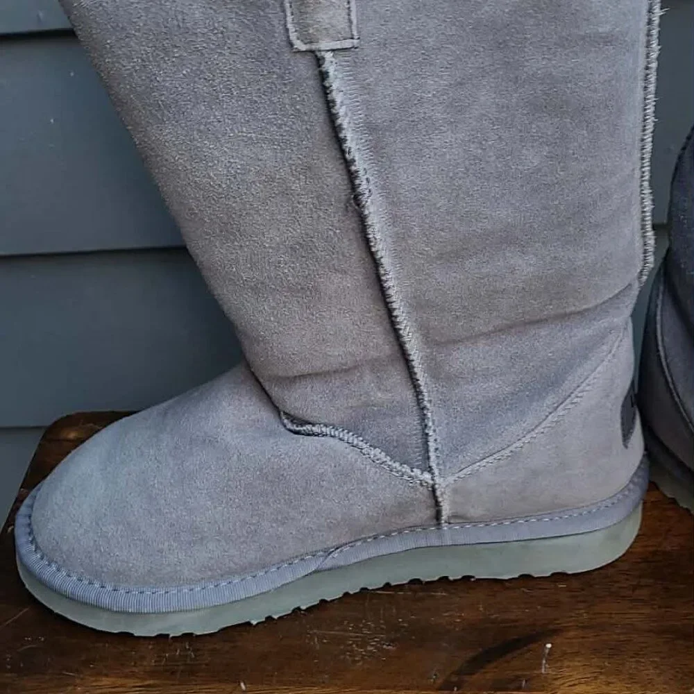 UGG Australia Gray Suede Triplet Bailey Button Boots size 8